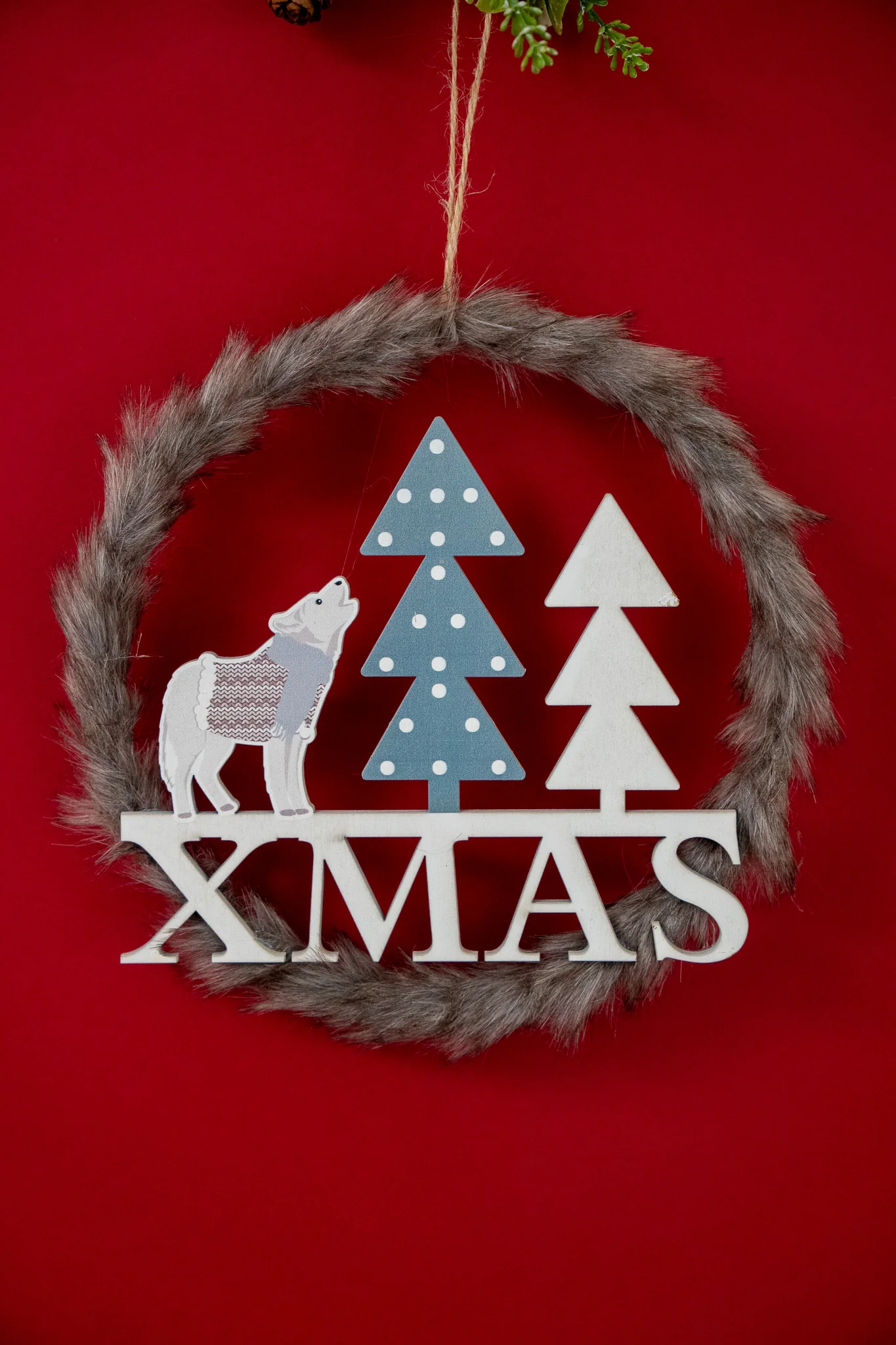 Faux Fur "XMAS" Woodland Wreath Ornament – Rustic Hanging Holiday Sign with Howling Wolf & Snowy Pine Trees – Nordic-Style Christmas Wall & Door Decor with Jute Hanger